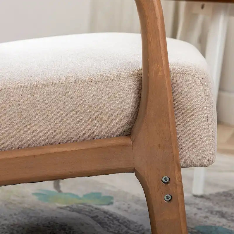 Moderne accentstoel van massief hout met armleuningen van vlechtwerk voor de woonkamer