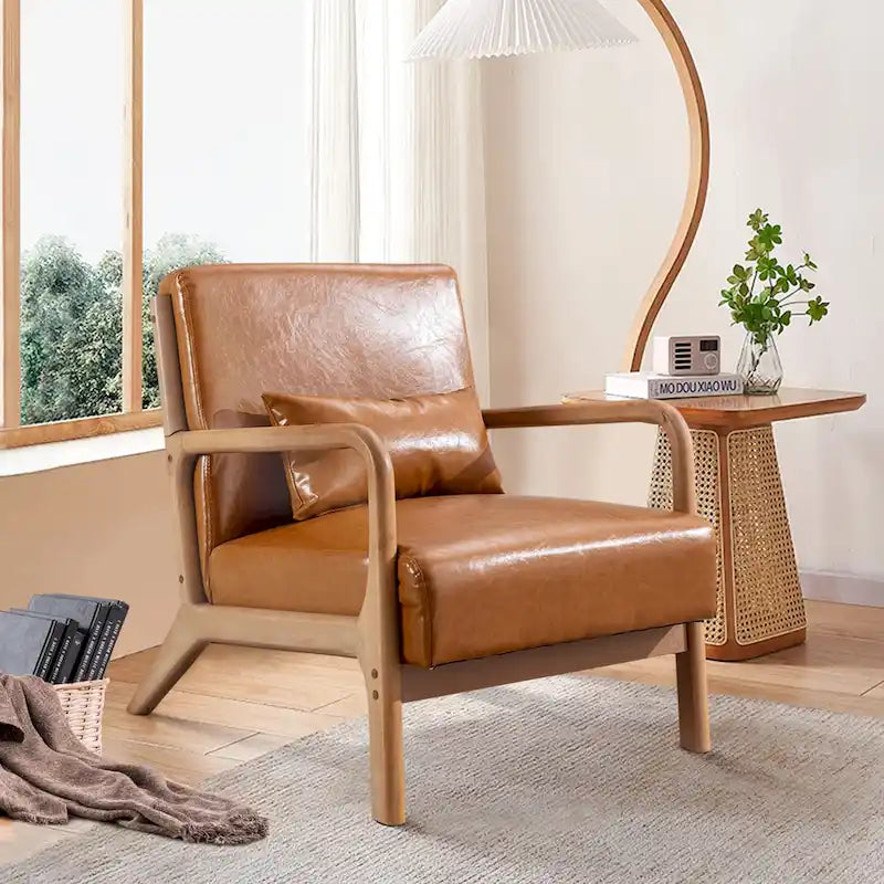 Moderne accentstoel van massief hout met armleuningen van vlechtwerk voor de woonkamer