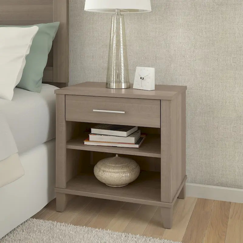 Table de chevet en frêne gris de style transitionnel