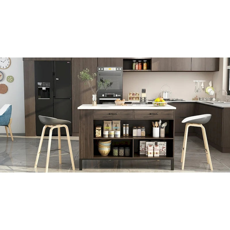 Îlot de cuisine avec rangement et grand espace de travail