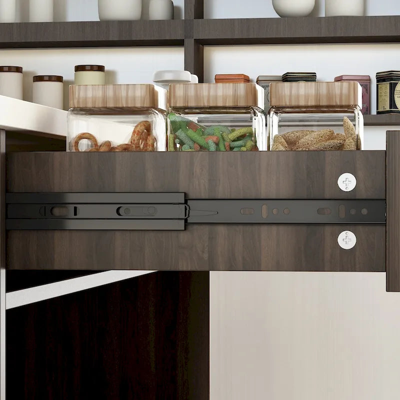 Îlot de cuisine avec rangement et grand espace de travail