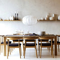 Eetkamerstoelen van natuurlijk massief hout met armleuningen, zitting met kussen van PU-leer of beige stof en eiken frame