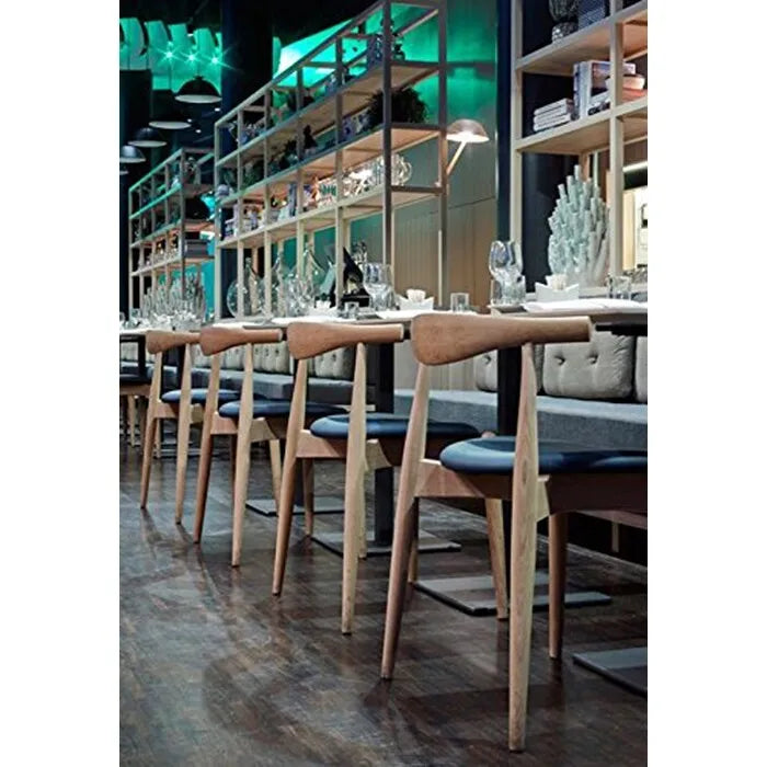 Eetkamerstoelen van natuurlijk massief hout met armleuningen, zitting met kussen van PU-leer of beige stof en eiken frame