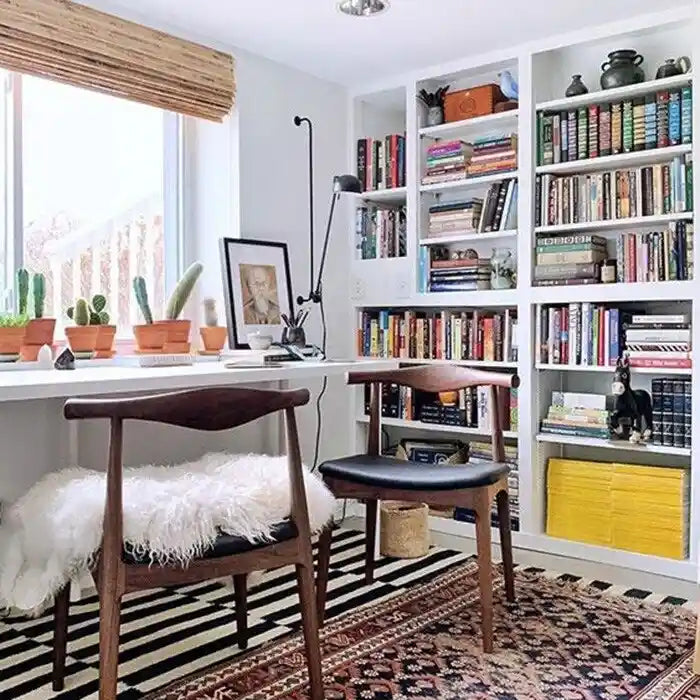 Eetkamerstoelen van natuurlijk massief hout met armleuningen, zitting met kussen van PU-leer of beige stof en eiken frame