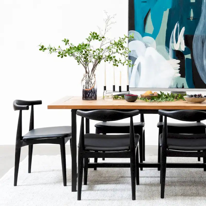 Eetkamerstoelen van natuurlijk massief hout met armleuningen, zitting met kussen van PU-leer of beige stof en eiken frame