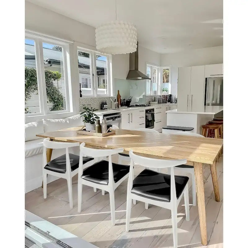 Eetkamerstoelen van natuurlijk massief hout met armleuningen, zitting met kussen van PU-leer of beige stof en eiken frame