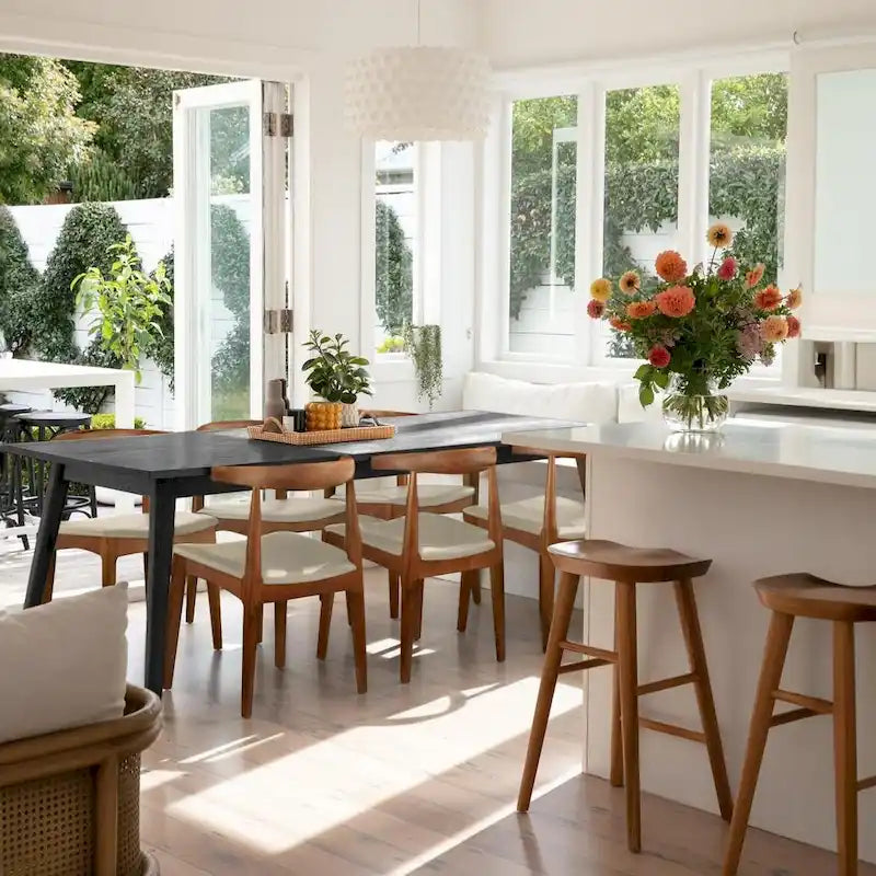 Eetkamerstoelen van natuurlijk massief hout met armleuningen, zitting met kussen van PU-leer of beige stof en eiken frame