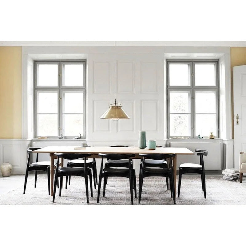 Eetkamerstoelen van natuurlijk massief hout met armleuningen, zitting met kussen van PU-leer of beige stof en eiken frame